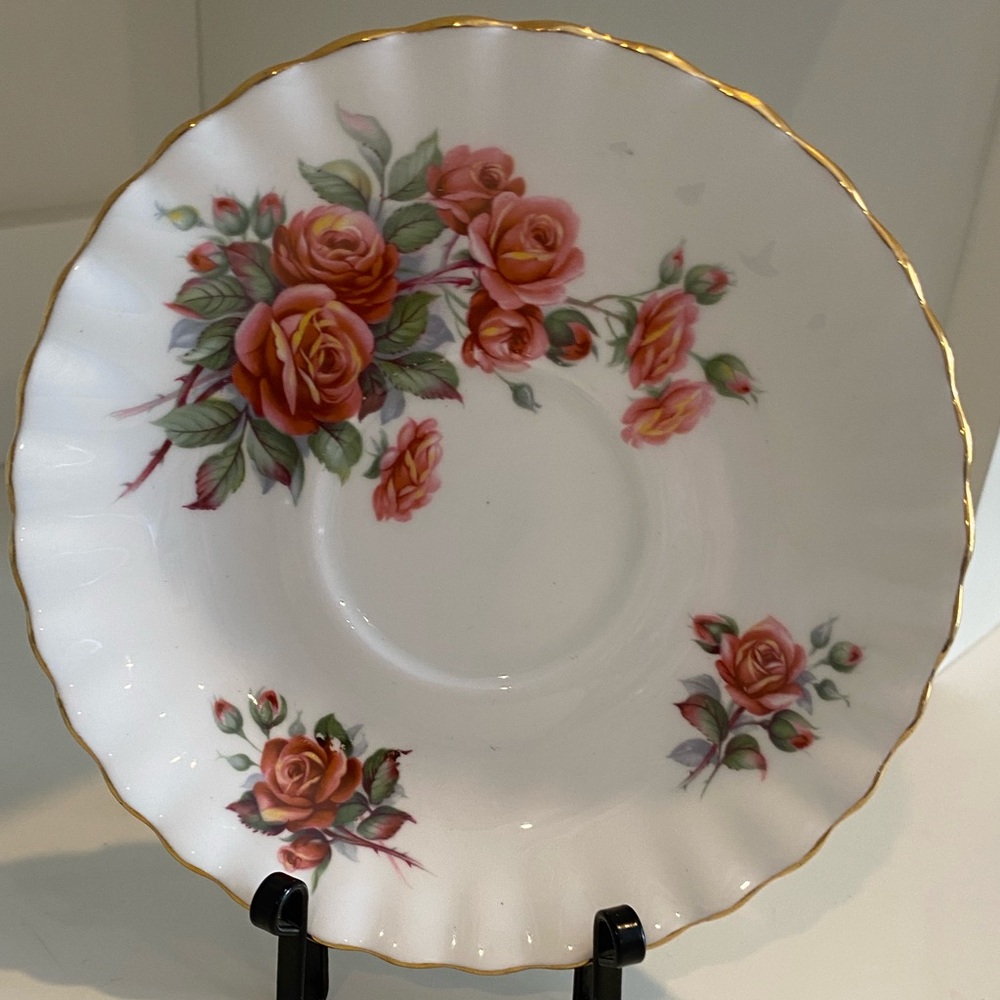 EUC VTG ROYAL ALBERT CENTENNIAL ROSE SAUCER